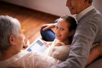 交易养生类技术提示女孩平板电脑坐着爷爷奶奶