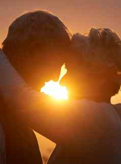 金浪漫上了年纪的夫妇分享浪漫的时刻日落