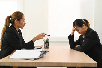 愤怒的女经理责骂沮丧实习生情感压<strong>力</strong>压<strong>力</strong>工作概念