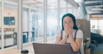 亚洲女人移动PC庆祝活动拳头公司成功创造力目标幸福办公室数字市场营销成就快乐兴奋员工庆祝企业目标赢家