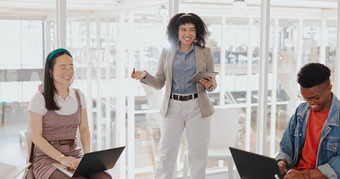 业务女人导师平板电脑团队会议数字市场营销办公室广告公司品牌启动微笑快乐会说话的经理车间培训技术协作