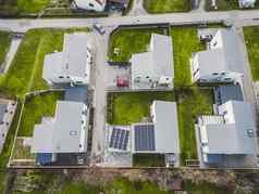 前视图住宅房子郊区太阳能面板屋顶