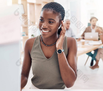 音乐播客女人电脑耳机办公室流媒体服务工作工作微笑快乐黑色的女人听流媒体<strong>广播站</strong>应用程序在线现代办公室