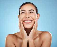 脸美护肤品女人工作室孤立的蓝色的背景美学化妆化妆品快乐女模型健康的发光的完美的皮肤水疗中心面部治疗