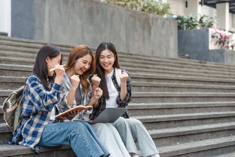 美丽的年轻的亚洲女人大学学生朋友在户外大学学生工作大学校园