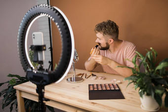 男人。使视频博客记录广播化妆品教程化妆艺术家