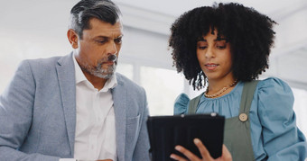 企业黑色的女人商人平板电脑规划时间表分析办公室团队合作女人高级男人。数字科技社会媒体市场营销策略焦点纽约