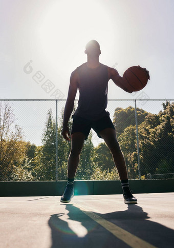 篮球体育男人。公园培训有氧运动锻炼球夏天黑暗轮廓专业运动员自由能源体育运动篮球法院