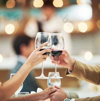 红色的酒手日期夫妇烤面包餐厅庆祝活动周年纪念日热情好客约会浪漫男人。女人喝酒精干杯细餐厅