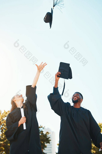 大学毕业学生毕业帽空气庆祝活动幸福快乐大学教育男人。女人扔帽子成就学位文凭证书