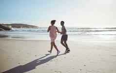 户外夫妇运行海滩夏天阳光健康健身健康早....健康的男人。女人锻炼锻炼培训海洋跑步者日落