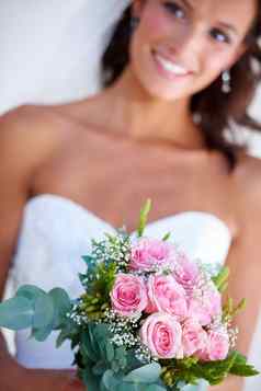 让神经消退华丽的年轻的新娘持有花束