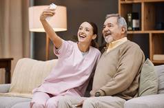 护士自拍男人。护理首页智能手机微笑图片照顾者退休健康摄影电话护理年轻的女人护理上了年纪的男人。健康