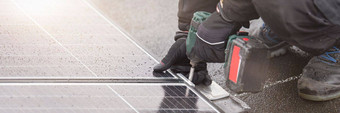 可再生<strong>能源绿色能源</strong>概念过程安装太阳能面板主收紧越来越多的太阳能面板模块