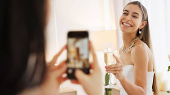 智能手机摄影新娘香槟玻璃婚礼庆祝活动帖子社会媒体应用程序微笑肖像照片图片女人数字手机庆祝酒