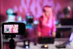 艺术家粉红色的头发站表格晚上俱乐部执行电子首歌混合机控制台