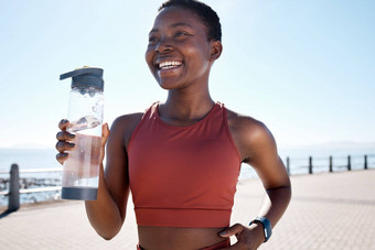 喝水健身黑色的女人运行海体育运动培训锻炼锻炼放松自由体育微笑跑步者运动员快乐有氧运动能源健康健康