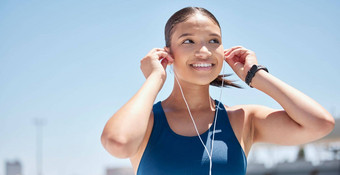 音乐健身女人城市锻炼培训运行听广播跟踪音频动机播客跑步者黑色的女人快乐微笑放松锻炼