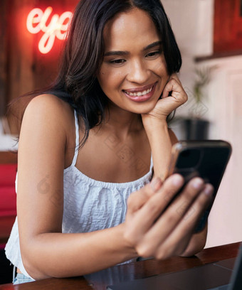 电话社会媒体沟通黑色的女人咖啡商店互联网咖啡馆放松联系移动社会网络年轻的女坐着餐厅小酒馆