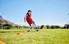 足球女孩孩子场培训健身体育平衡控制速度强大的身体低角女孩子快足球运球锻炼脚草角小镇