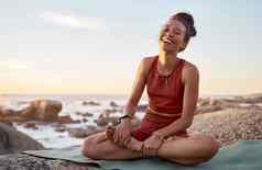 瑜伽席黑色的女人户外海滩冥想健康放松和平肖像非洲美国女夫人平静锻炼普拉提健身微笑海边笑