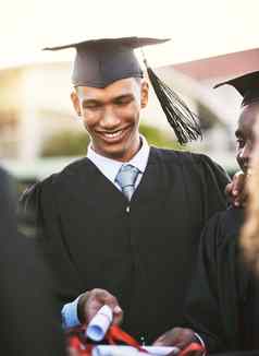 教育关键成功集团学生持有文凭毕业一天