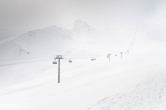 电缆车爬高山<strong>雪天</strong>气滑雪度假胜地冬天