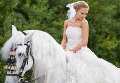 骑满足白色骑士特殊的一天华丽的年轻的新娘骑白色马婚礼一天