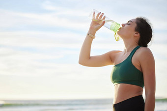 喝水健身女人海滩运行锻炼户外锻炼营养健康健康液体瓶饮食目标累了体育跑步者运动员人海