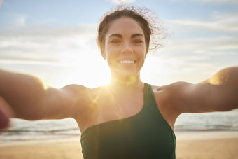 视频调用健身女人海滩生活流媒体锻炼培训户外锻炼社会媒体博客自拍肖像运动员跑步者有氧运动人影响者旅程海