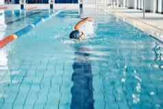 运动员呼吸自由泳中风游泳池帽体育健康培训锻炼身体医疗保健锻炼健身游泳运动员男人。运动水竞争挑战