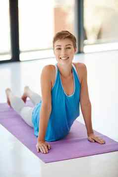 女人肖像微笑伸展运动瑜伽席健康的健身精神上的健康Zen锻炼在室内快乐女瑜珈温暖的拉伸微笑幸福锻炼普拉提健身房