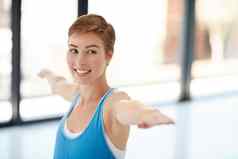 女人瑜伽伸展运动健身精神上的健康Zen锻炼战士构成在室内快乐女瑜珈温暖的拉伸微笑幸福锻炼普拉提平衡健身房