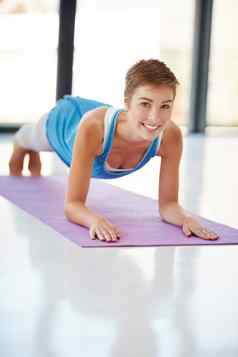 女人肖像微笑板材瑜伽席健康的健身精神上的健康Zen锻炼在室内快乐女瑜珈温暖的拉伸微笑幸福锻炼普拉提健身房