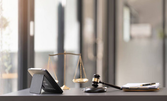 业务律师讨论合同论文黄铜规模桌子上办公室法律法律服务建议正义法律概念