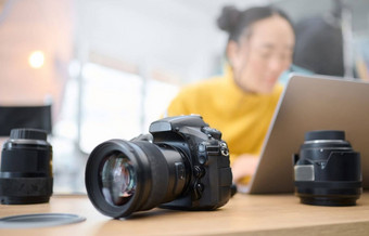 摄影相机移动PC摄影师编辑拍的焦点数字艺术修版艺术照片工作室有创意的愿景专业亚洲女人工作创造力过程