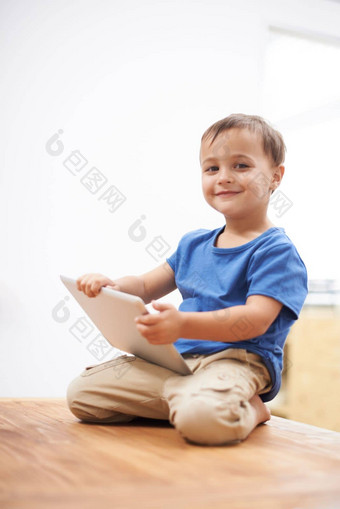 采取爸爸触控板肖像年轻的男孩坐着表格玩数字平板电脑