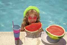 孩子男孩吃西瓜游泳池夏天假期概念夏天孩子们肖像西瓜池水