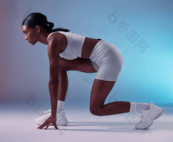 跑步者开始健身培训黑色的女人焦点锻炼锻炼准备好了马拉松有氧运动运行运行动机赢家心态确定模型运动员颜色梯度背景