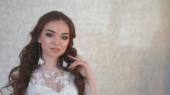 新娘白色衣服显示美丽的化妆脸