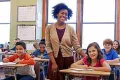教育学习老师教室孩子们写作考试测试蒙特梭利学校肖像黑色的女人快乐孩子们桌子上监控增长发展学校孩子们