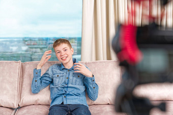 美丽的快乐男孩少年使视频博客社会网络生活房间影响者视频博客
