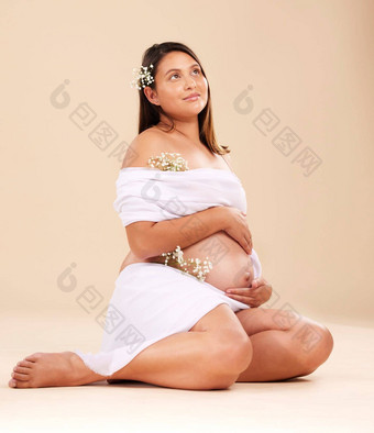 怀孕怀孕了女人花坐着美发光孤立的工作室背景皮肤发光<strong>自然化妆品自然</strong>快乐妈妈。产前<strong>化妆品</strong>护理模型