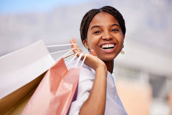 购物袋黑色的女人微笑肖像户外零售袋出售销售促销活动快乐客户兴奋年轻的人自然感觉自由交易购物中心折扣