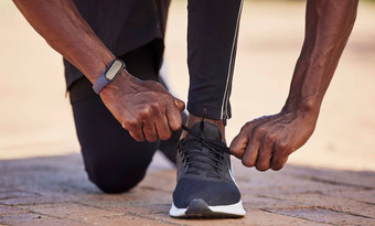 锻炼鞋子运行黑色的男人。跑步者健身户外手开始运行健康的生活方式运动员体育运动锻炼运动鞋身体培训体育动机有氧运动