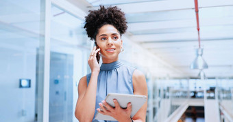 企业女人企业家平板电脑打字数字市场营销工作场所微笑焦点女员工领袖顾问忙在线研究应用程序时间表规划