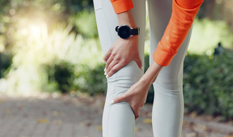 膝盖受伤疼痛按摩女人跑步者摩擦腿锻炼锻炼健康健康物理治疗有氧运动培训女运动员公园