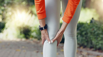 膝盖受伤疼痛按摩女人跑步者摩擦腿锻炼锻炼健康健康物理治疗有氧运动培训女运动员公园