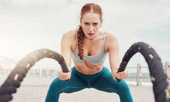 女人战斗绳子锻炼肖像海洋公园健身强大的身体健康户外培训女孩焦点锻炼海目标目标动机肌肉发展