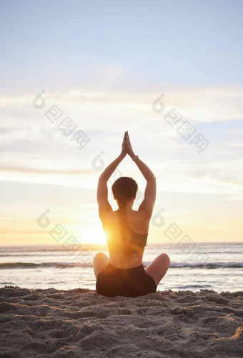 女人瑜伽冥想海滩精神上的健康Zen锻炼日落女瑜珈放松冥想日出平静和平心意识海洋海岸